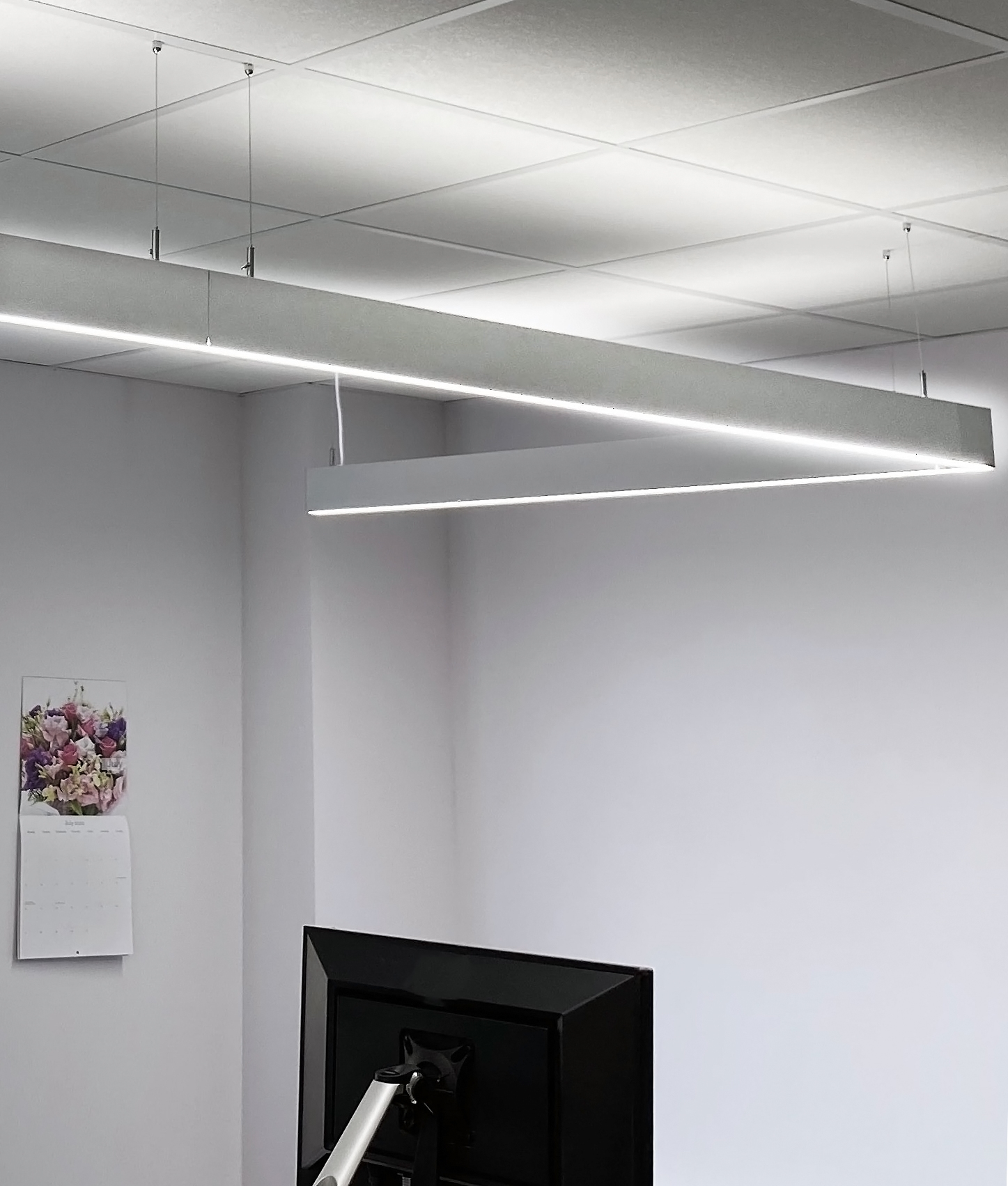 Linear Led Suspended Light Linkable For A Continuous Profile Up And